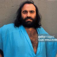 Portrait du musicien Demis Roussos, le 22 juin 1975. (Photo by William KAREL/Gamma-Rapho via Getty Images)